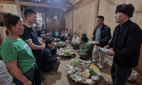 Lễ đặt tên đệm của người Mông sau khi lấy vợ 