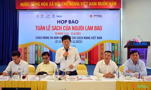 Trưng bày, giới thiệu các ấn phẩm sách của người làm báo cả nước