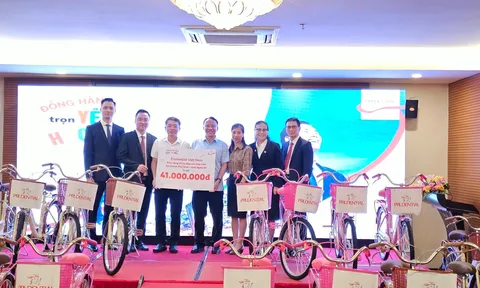 Tặng xe đạp, học bổng cho học sinh nghèo vượt khó tại Nghệ An 