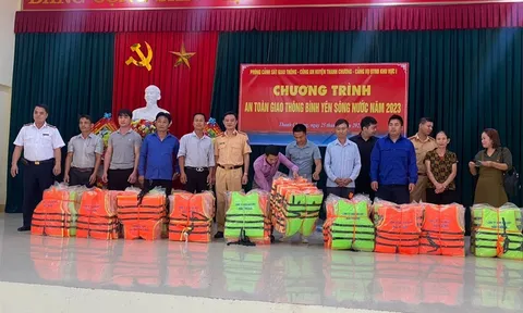 Nghệ An: Đội CSGT đường thủy thực hiện ký cam kết 320 phương tiện chở khách trên sông