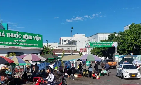Nhếch nhác trước bệnh viện lớn nhất Nghệ An