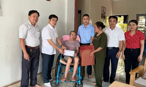 Tạp chí điện tử Nhân lực Nhân tài Việt tặng quà các gia đình chính sách
