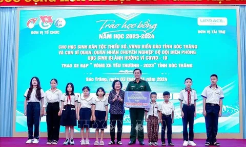 Trao học bổng Vừ A Dính cho học sinh dân tộc thiểu số, vùng biển đảo