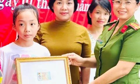 Những công dân đầu tiên của TP HCM được nhận thẻ căn cước mới