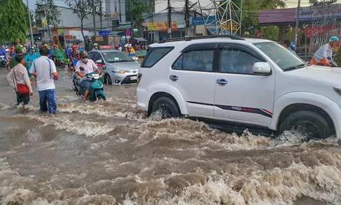 TP Cần Thơ: Chật vật xoay sở với nước ngập do mưa lớn, triều cường