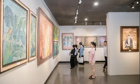 Triển lãm “Những chiếc lông công” khai mạc tại Hà Nội