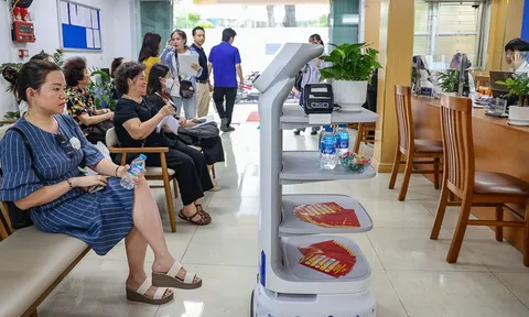 Hà Nội triển khai robot lễ tân, phục vụ đồ ăn miễn phí cho người dân làm thủ tục hành chính