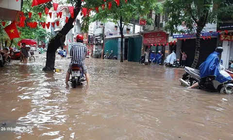 Hà Nội mưa lớn suốt đêm, nhiều tuyến phố ngập sâu