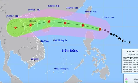 Bão Ragasa gây sóng cao trên 10m khi vào Biển Đông, cảnh báo rủi ro thiên tai cấp 4