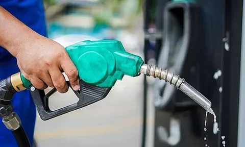 Nỗi khổ xăng dầu: Nơi không có xăng để bán, chỗ xếp hàng dài chờ mua
