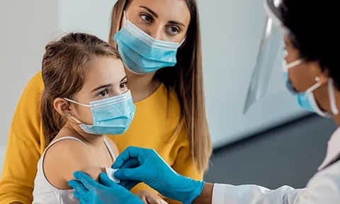 Chuyên gia y tế nói về việc theo dõi trẻ sau tiêm vắc xin