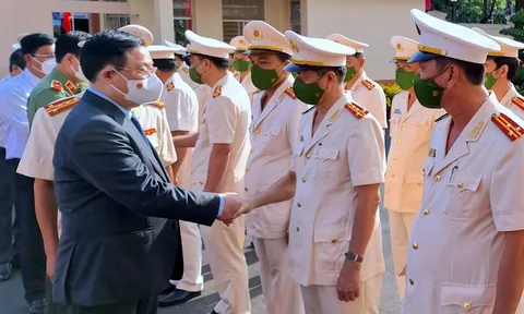 Chủ tịch Quốc hội chúc Tết lực lượng Công an, tuyến đầu chống dịch Cà Mau