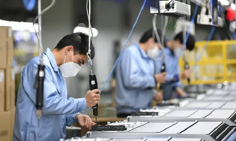Người lao động đau đáu với nỗi lo trừ lương vì những lý do vụn vặt