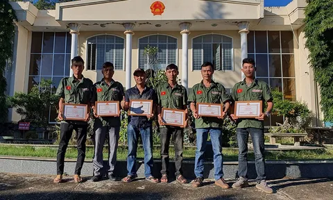 Đội cứu hộ ngày đêm bám đỉnh đèo giúp người bị nạn