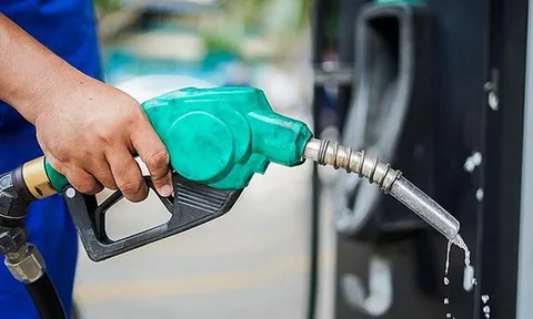 Xăng RON95 tăng gần 3.000 đồng, lên sát 30.000 đồng/lít