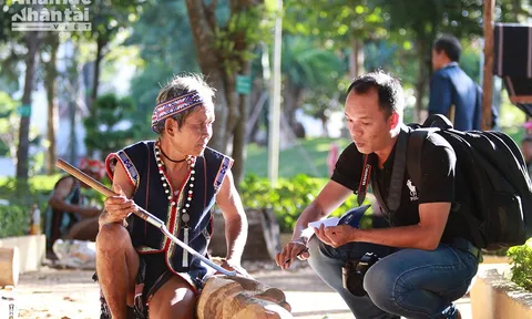 Ai còn mang tượng gỗ tới A tâu