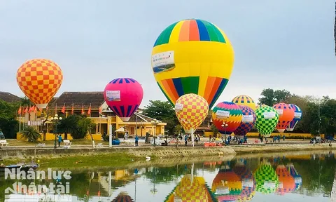 Hội An: Rực rỡ sắc màu khinh khí cầu bên dòng sông Hoài