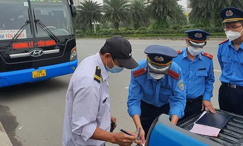 Hà Nội:  Để truy bắt xe khách vi phạm trên Đại lộ Thăng Long,  Lực lượng thanh tra giao thông“hoá trang” ghi hình