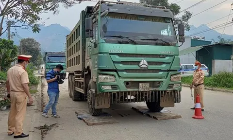 Hà Giang: CSGT tuần tra kết hợp 'hoá trang' bắt hàng loạt xe vi phạm quá tải trên quốc lộ