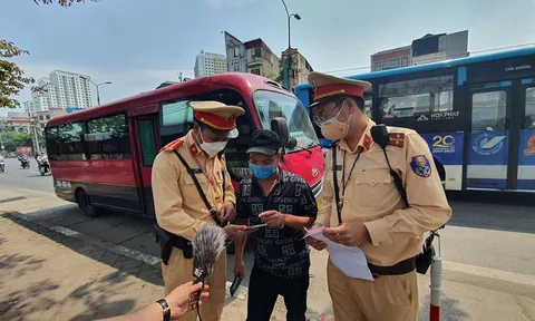 Hà Nội: Tài xế “tâm phục, khẩu phục” khi xem lại hình ảnh dừng xe đón khách dọc đường