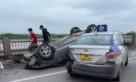 Tai nạn hi hữu: Xe ô tô bị lật ngửa 4 bánh trên cầu Vĩnh Tuy