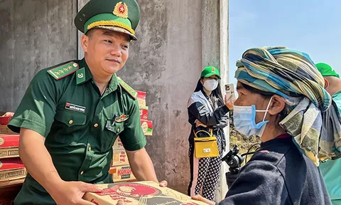 Thắm tình Hữu Nghị Việt – Lào tại phiên chợ 0 đồng