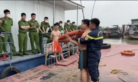 Công an TP. Hà Nội diễn tập kỹ năng cứu nạn, cứu hộ trên sông