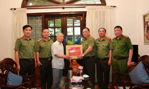 Giám đốc CA TP. Hà Nội đến thăm, tặng quà cán bộ hưu trí nhân kỷ niệm 47 năm ngày giải phóng Miền Nam, thống nhất đất nước