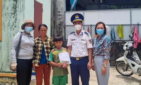 Hải đội 212/Hải đoàn 21, Tặng quà các cháu học sinh có hoàn cảnh khó khăn huyện đảo Lý Sơn