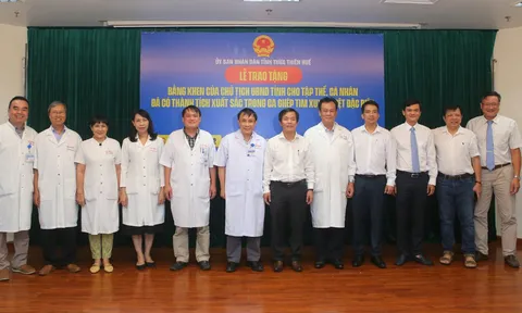 Lãnh đạo tỉnh Thừa Thiên Huế trao bằng khen cho ê kíp thực hiện ca mổ tim đặc biệt