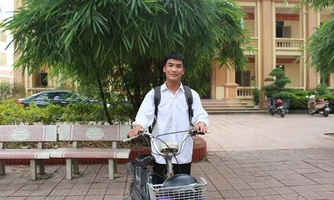 Nam sinh nghèo gạt nước mắt, quyết 'học gạo' để chữa bệnh cho anh