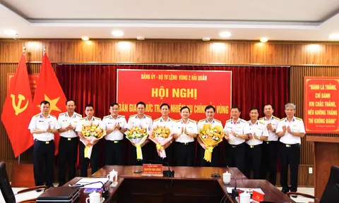 Bàn giao chức trách, nhiệm vụ Chính ủy Vùng 2 Hải quân