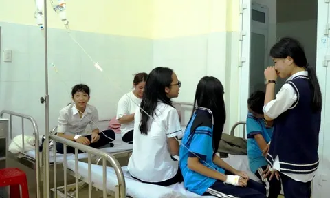 Ăn kẹo "lạ" trước cổng trường hàng chục học sinh ở Lâm Đồng bị nhập viện