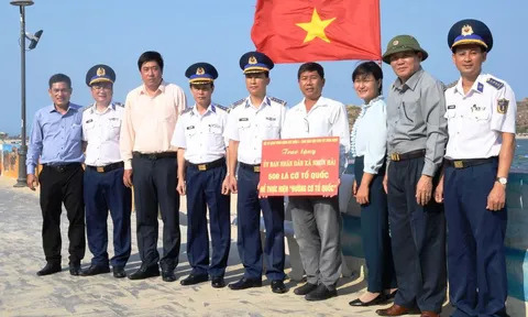 Bộ Tư lệnh Vùng Cảnh sát biển 2 đồng hành với ngư dân Bán đảo Phương Mai