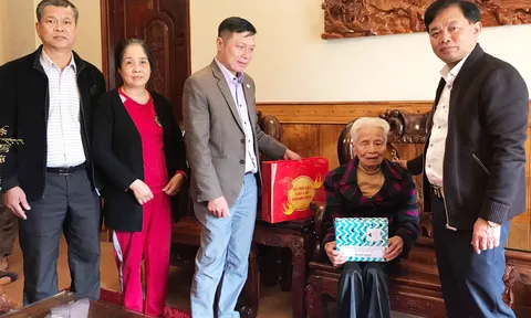 Thường trực UBMTTQ VN TP. Đà Lạt thăm, tặng quà Mẹ Việt Nam anh hùng