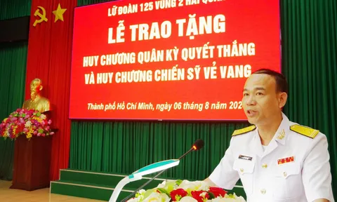 Trao tặng Huy chương Quân kỳ quyết thắng, Huy chương Chiến sĩ vẻ vang