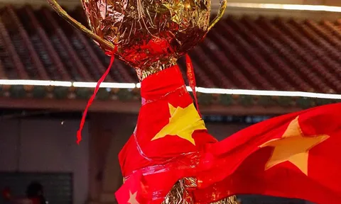 Muôn kiểu 'đi bão' không giống ai của người Việt