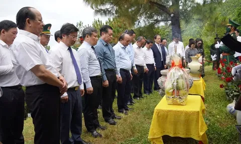 Chủ tịch nước Nguyễn Xuân Phúc dâng hương viếng mộ Đại tướng Võ Nguyên Giáp