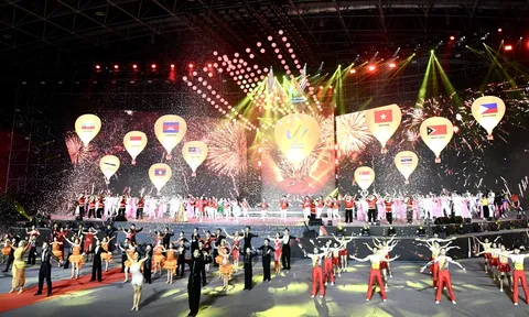 Lễ bế mạc SEA Games 31: Bữa tiệc âm thanh, ánh sáng thay lời chào bạn bè khu vực