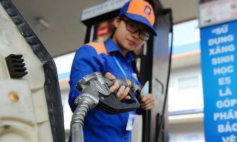 Giá xăng tiếp tục giảm gần 1.000 đồng/lít