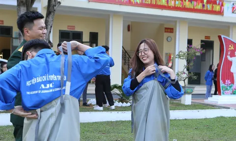 Sinh viên báo chí hào hứng trải nghiệm ở Tiểu đoàn 905, Binh chủng Hóa học