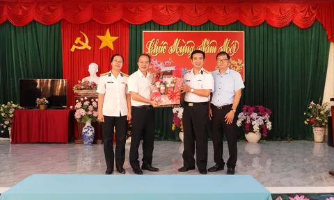 Hải đoàn 129 thăm, tặng quà và chúc Tết tại Trung tâm điều dưỡng Thương binh và người có công Long Đất