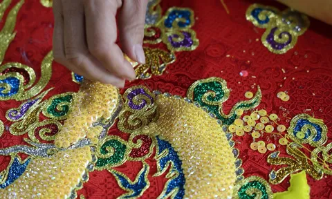 Độc đáo làng nghề 'thêu áo cho Vua'