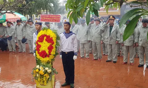Đoàn công tác Vùng 3 Hải quân dâng hương tưởng niệm các anh hùng liệt sĩ huyện đảo Lý Sơn