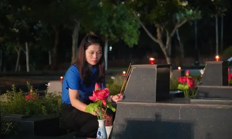 Doanh nhân trẻ Quảng Nam đồng hành cùng Tỉnh đoàn thắp nến tri ân các anh hùng liệt sĩ