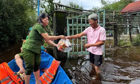 Lực lượng Công an phường Bàn Thạch kịp thời hỗ trợ bà con bị ngập lụt