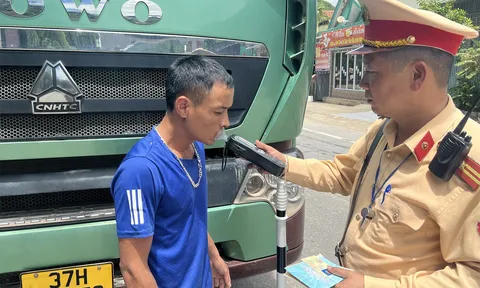 Nghệ An: Chỉ nửa tháng, xử lý hơn 30 xe chở quặng vi phạm giao thông