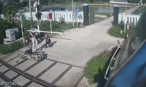 Nữ nhân viên gác chắn dũng cảm cứu người