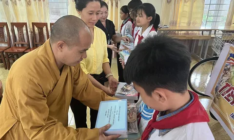 Hàng chục chiếc xe đạp khuyến học đến với học sinh khó khăn miền núi Nghệ An