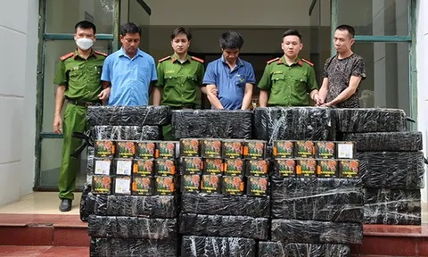 3 người đang giao dịch 5 tạ pháo thì bị bắt